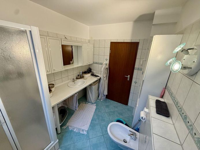 Zweifamilienhaus mit 2 sep. Wohneinheiten | Mögl. Anlageobjekt – Badezimmer Wohnung UG