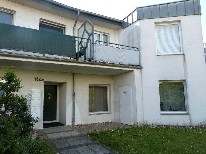 3-Zimmer Wohnung in Neuss befristet für 24 Monate zu vermieten – Hauseingang
