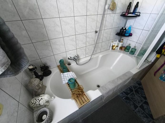 4 Zi. Wohnung in DG / Galerie mit Garten (auf Wunsch), Balkon und Garage in Höchstadt OT – Bad mit Badewanne und Duschabtrennung Bild 2