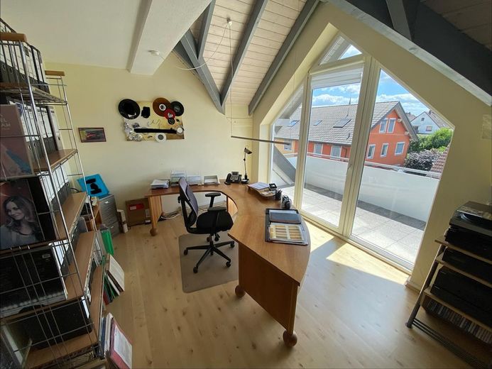 Modern office space with flexible usage options in Mainhausen – Großbüro Galeriefenster