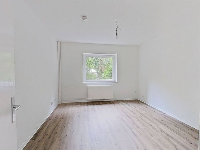 Draußen bläst der Herbstwind, bei uns schmelzen die Kosten - 1 NKM FREI: Schöne 3-Zimmer-Wohnung in fußläufiger Altstadtnähe – Ansicht I: Wohn- und Esszimmer