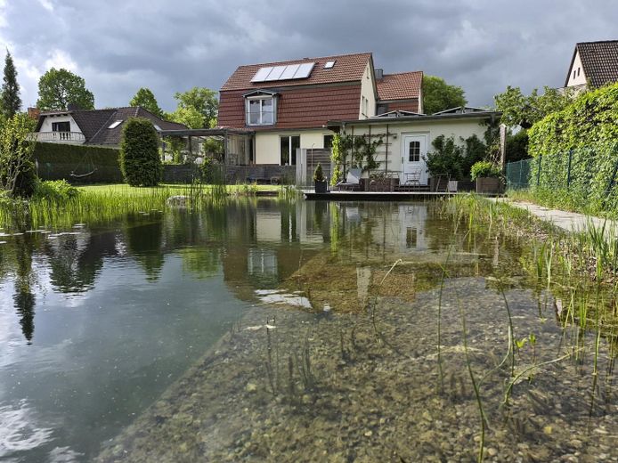 Traumimmobilie Zweifamilienhaus zentrale Lage in Falkensee – Schwimmteich