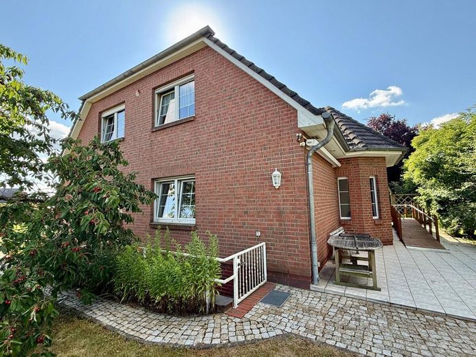 HORN IMMOBILIEN++ 2 km bis Neubrandenburg, großes Einfamilienhaus mit vielen Extras - Einliegerwohnung möglich – Giebelseite