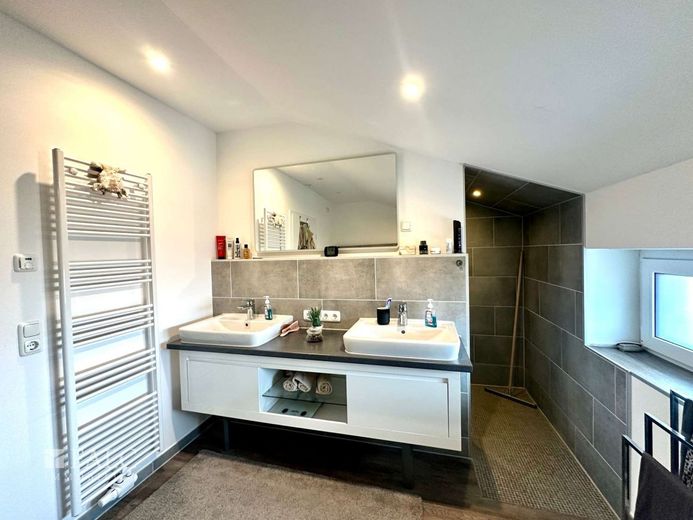Top modernes Einfamilienhaus in herrlicher Feldrandlage von Himmelpforten – Bad mit Blick in die Dusche OG