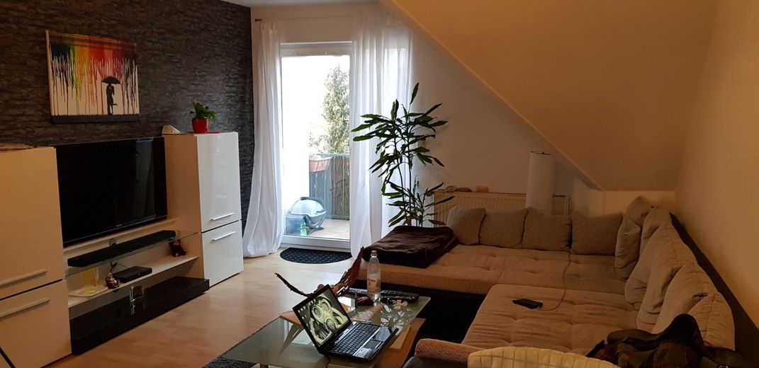 Bellissimo appartamento mansardato su 2 piani in una casa ben tenuta con balcone, cucina, posto auto – Wohnzimmer