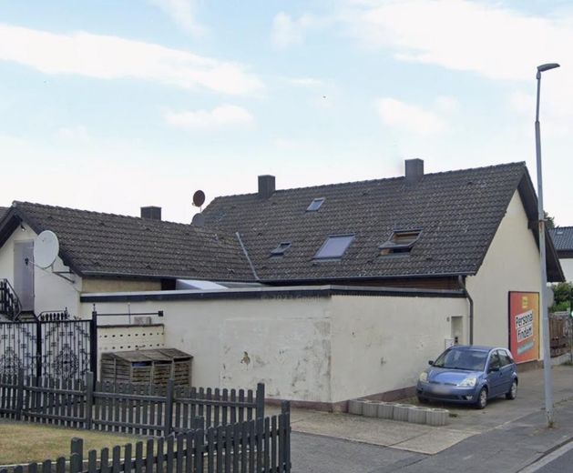 Wird aktuell Saniert Ein Haus. Zwei Möglichkeiten.Ca. 210 m² Wohnfläche · barrierefreies Erdgeschoss – Alter Zustand Hinten