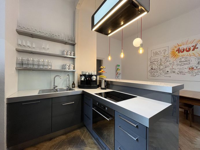 Office mit eigenem Balkon, Blick in's Grüne & Gemeinschaftsküche mitten im Stuttgarter Norden – Gemeinschaftsküche