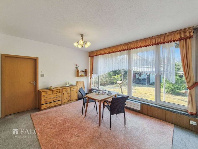 Einfamilienhaus mit Garten an Berliner Stadtgrenze - FALC Immobilien – Wohnzimmer