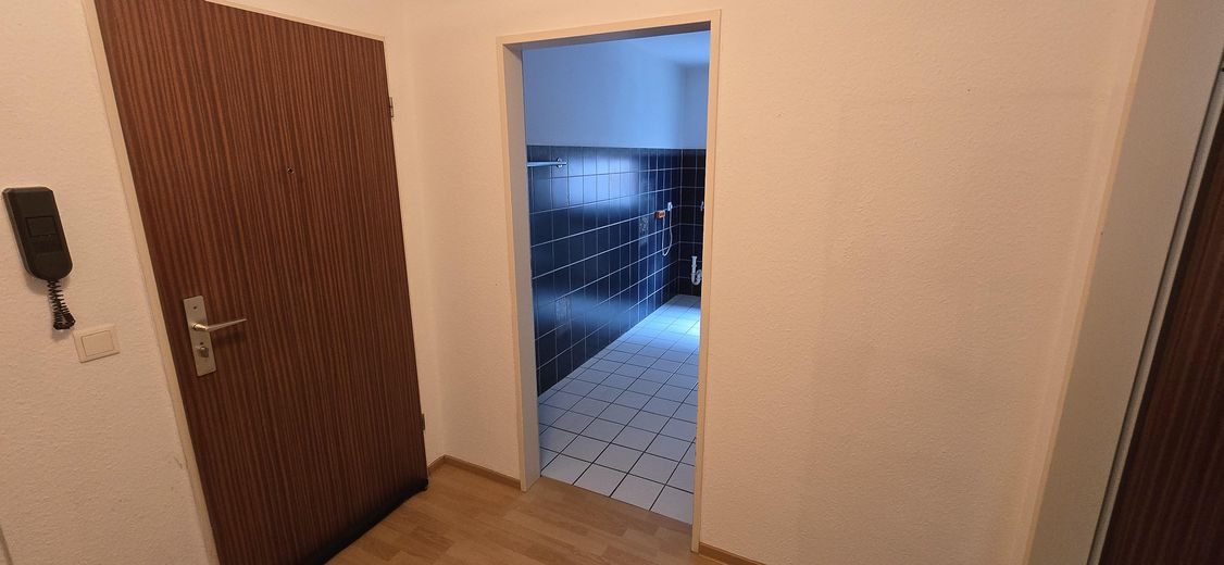 Immediately available 2-room apartment in a central location with balcony – Foto 5