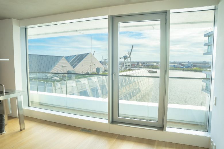 Designwohnung im Marco Polo Tower – mit Blick auf das Wendebecken des Hafens – Elbblick nach Süden