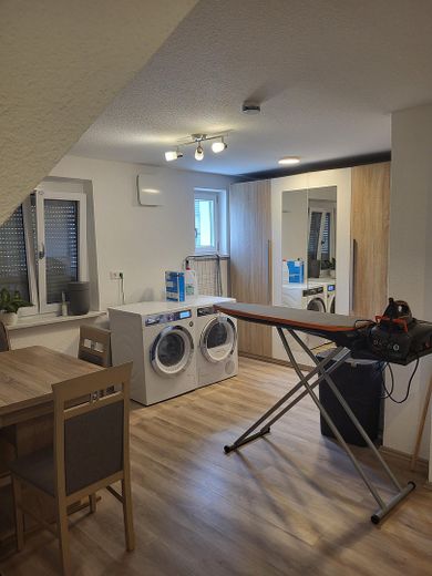 Casa unifamiliar completamente renovada con amplio jardín en una ubicación tranquila y bien comunicada – Hauswirtschaftsraum OG