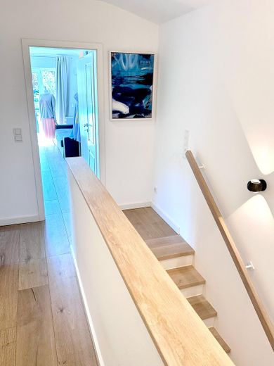 Energieeffizienzklasse A+: Exklusive DHH in bester Lage von Duvenstedt – Provisionsfrei – Flur im Obergeschoss