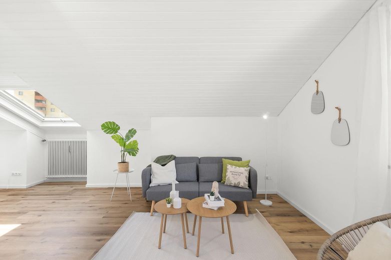 Hemen taşının! Neutraubling’de gün ışığı alan banyolu, yenilenmiş ve aydınlık 3 odalı daire – Wohnzimmer
