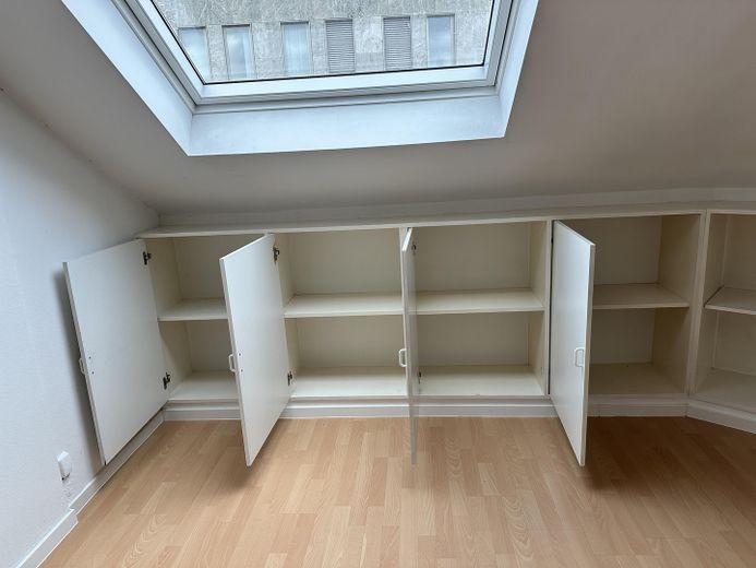 Bright 2-room attic apartment with fitted kitchen in a central location – Schlafzimmer