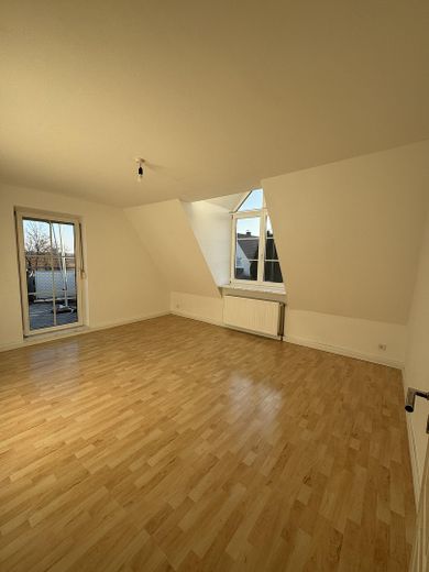 3-Zimmer-Dachgeschosswohnung mit Balkon + EBK in Maisach, Nutzfläche 151 qm, 5 Fußminuten zur S3 – Zimmer 1 mit Balkonzugang