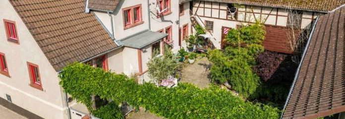 Somborn: Modernisierte Hofreite mit Innenhofparadies, Scheune, Bar & Werkstatt – Platz ohne Ende!