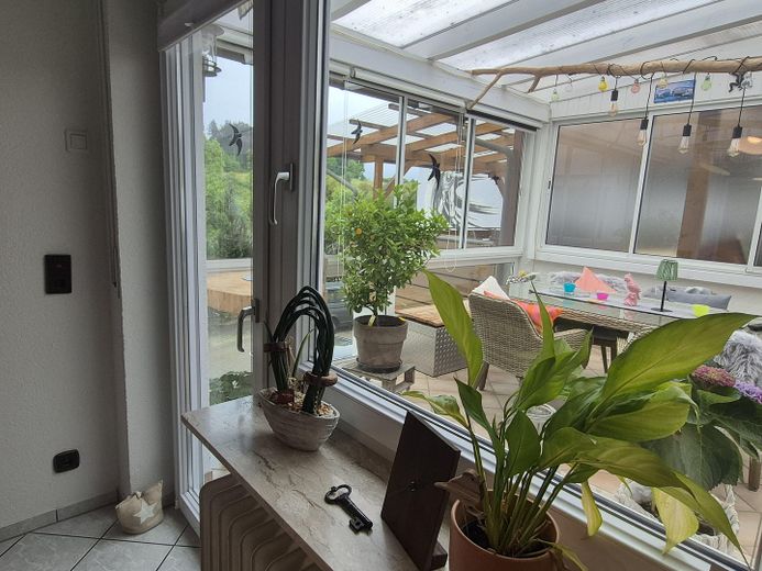 Außergewöhnliches Mehrfamilienhaus mit Aussicht und Ausblick – Zugang Sommergarten