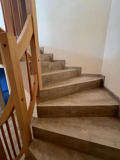 Traumhaftes Haus sucht liebevolle Familie mit Kindern – Treppe zum UG