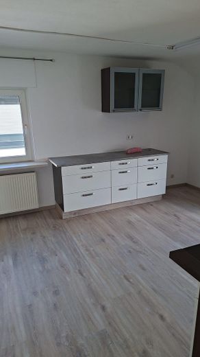 Renovierte 3-Zimmer-Dachgeschosswohnung mit Einbauküche in Erlensee – ab sofort verfügbar – Foto 6