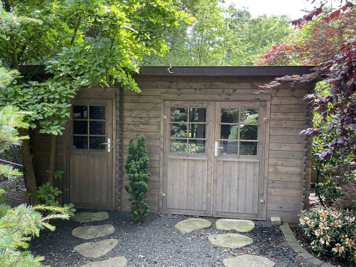 Bau- (Park-) Grundstück mit Tiny House, Carport, Terrassen – Gerätehaus
