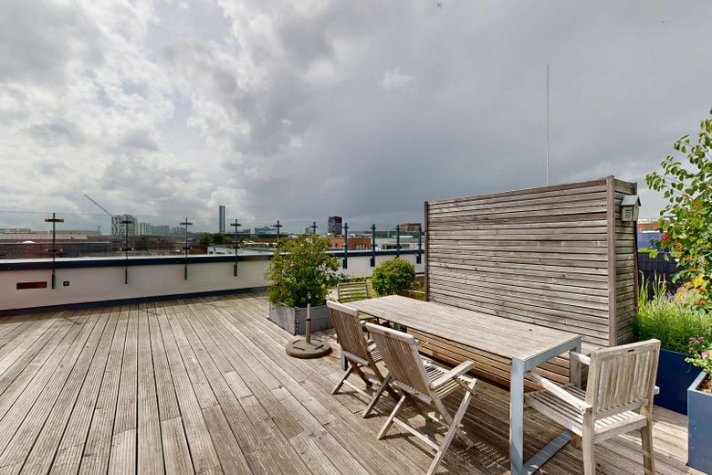 Moderno piso de 3 habitaciones con azotea, balcón y plaza de garaje subterráneo en HafenCity – Dachterrasse