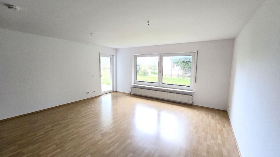 Bezugsfrei & provisionsfrei: Flexibles Dreifamilienhaus in Weilburg – Wohnzimmer Souterrain 2