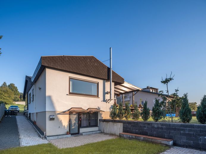 Exklusiver freistehender Bungalow mit Einliegerwohnung, Fernblick, Doppelgarage & großem Garten – Foto 35