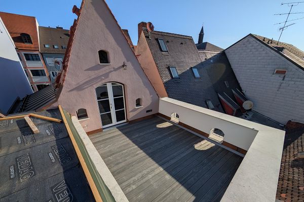 Modernizada con estilo: vivienda de 4 habitaciones en la buhardilla en Freising con terraza en la azotea