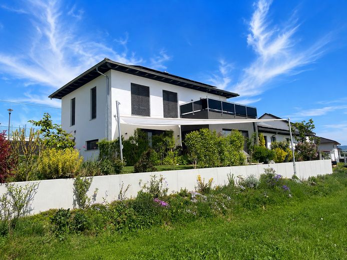 Esclusiva casa unifamiliare KFW 40+ con appartamento indipendente e ampio giardino – Ansicht Süd