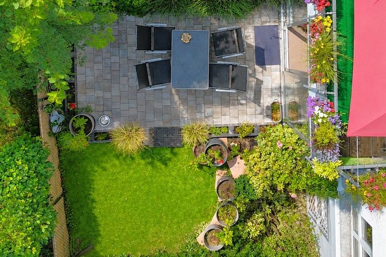 Süße Maisonette, eigener Eingang, mit Gärtchen und 2 Stellplätzen – Gartenanteil