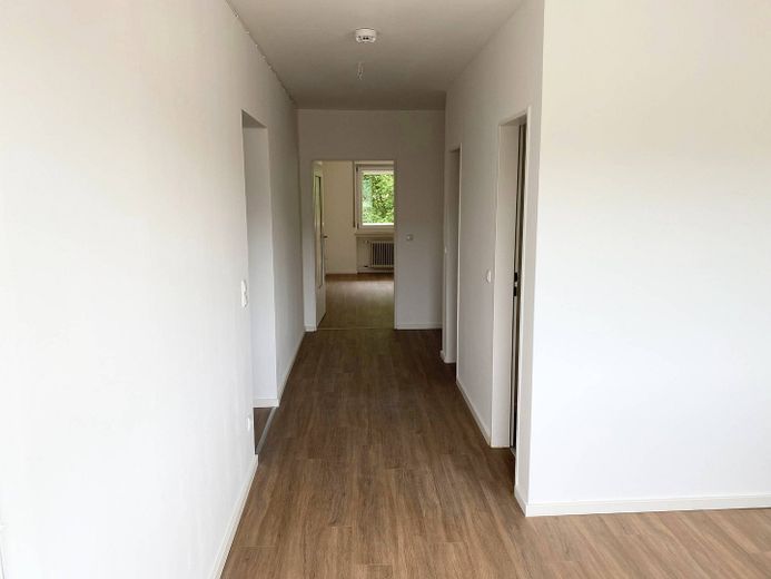 SOMMER, SONNE, SPAREN: Moderne 3-Zimmer-Wohnung mit viel Licht, EBK und sonnigem BALKON – Ansicht II: Wohn- und Esszimm…