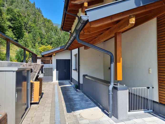 Detached house designed for two generations with mountain views in a sunny location – PRIVATE SALE – Rückseitiger Innenhof