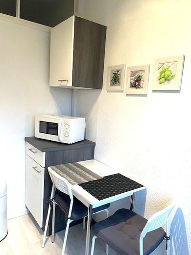 Kueche mit Esstisch&2 Stühle