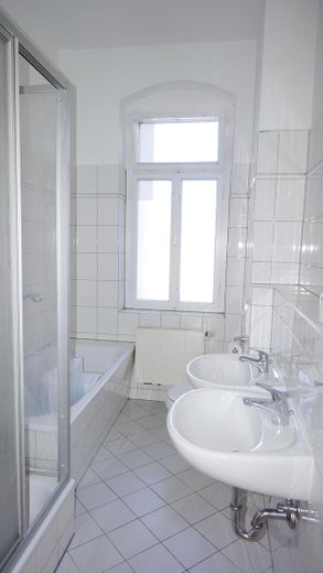 Johannstadt, Nähe Medak, Schöne 4-Raum-Wohnung mit Dielenfußboden und Balkon – Bad