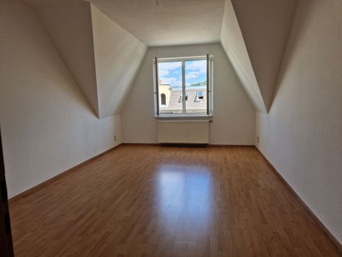 4 locali nell'attico, 5° piano, in un edificio residenziale e commerciale nel centro di Gera in affitto. – Foto 1
