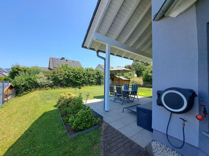 Weg links zur Terrasse