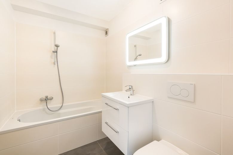 Blankenese: Moderne, ruhige 5 Zi EG/ST Whg inkl.2 Zi, Sauna, Duschbad im Souterrain – Bad mit Badewanne