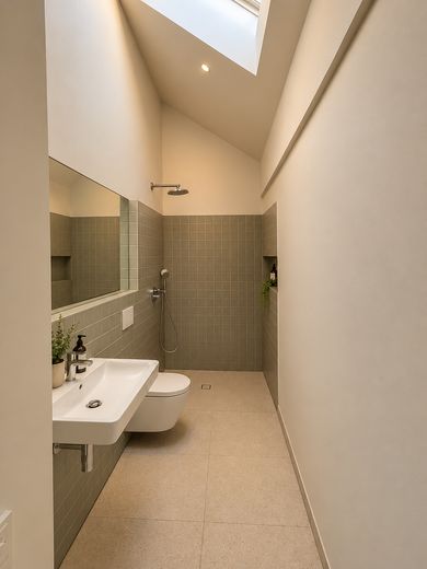Erstbezug nach exklusivem Architekten-Umbau – DG Bad