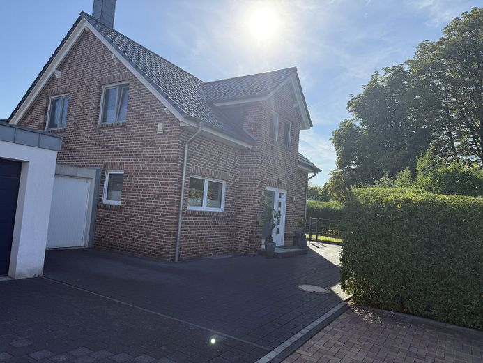 Modernes Massivhaus in ruhiger Neubausiedlung: Südausrichtung, Terrassendach, Sauna & 9m-Garage – Hausansicht von der Straße