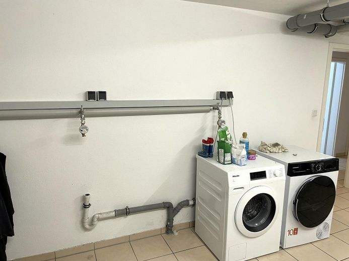 Appartement 3 pièces avec terrasse sur le toit à Ingolstadt-Nordwest, place de parking en garage souterrain incluse - sans commission – Gemeinschaftswaschraum