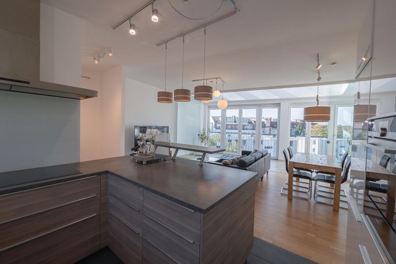 Lichte penthousewoning met 3 kamers in Westend incl. parkeerplaats – Küche- und Wohnbereich