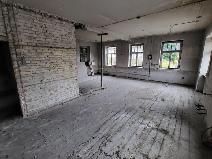 entkerntes, trockenes Haus