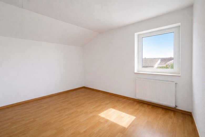 SCHICKE 3-RAUM WOHNUNG MIT BALKON UND TIEFGARAGENSTELLPLATZ – Kinderzimmer