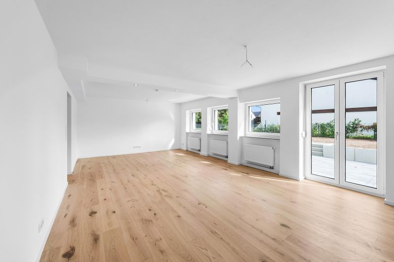 Hochwertig sanierte 3-Zimmer-EG-Wohnung mit Terrasse, Garten und 2 Stellplätzen – Offener Wohn-/Essbereich