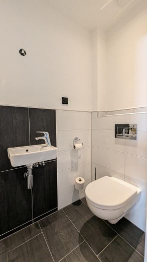 Ampio appartamento con terrazza, due bagni, garage e annesso versatile - senza provvigione – WC (2)