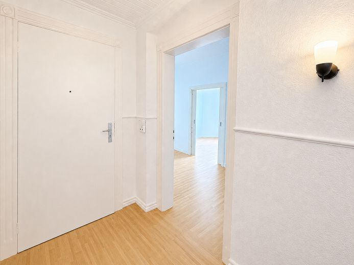 Kamienica w stylu secesyjnym w monachijskiej dzielnicy Westend: gotowa do zamieszkania i położona od strony spokojnego wewnętrznego dziedzińca – Flur (Blick ins Schlafzimmer)