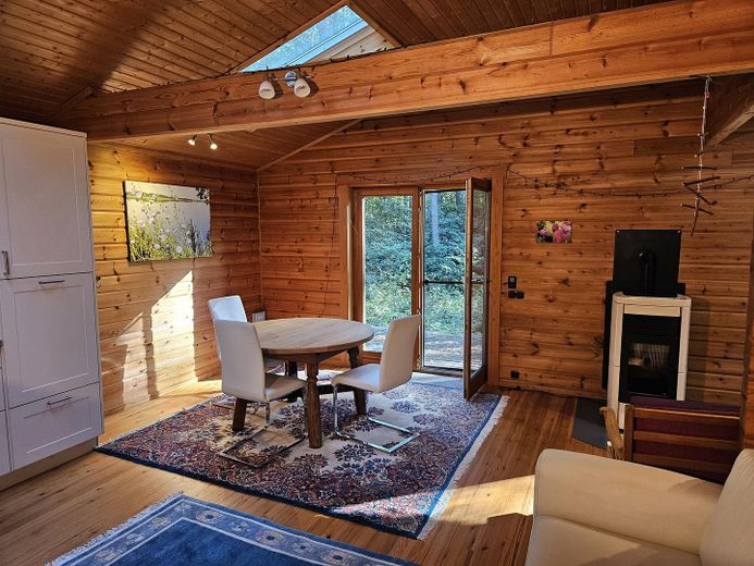 Deux maisons en rondins dans la forêt, location de vacances et habitation dans la réserve de biosphère de l’Elbtalaue – Essplatz blaues Haus