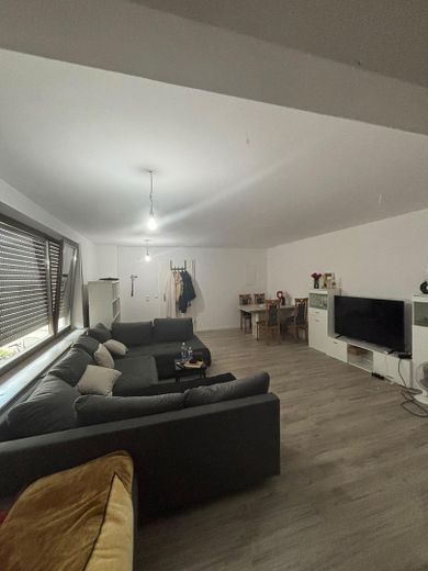 Helle 2-Zimmer-Wohnung, 75 m², kernsaniert, mit Terrasse und Garage – Wohnzimmer