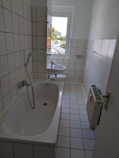 Frisch renoviert: 4 Zimmer, Balkon, EBK und Stellplatz – Bad (original)