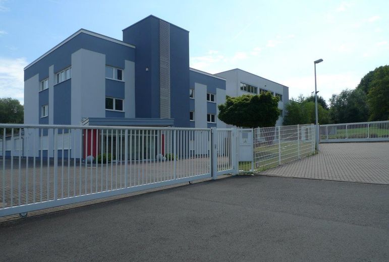 Einfriedung rundum mit 2 Toren